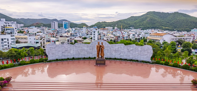 Quảng trường Nguyễn Tất Thành - Quy Nhơn